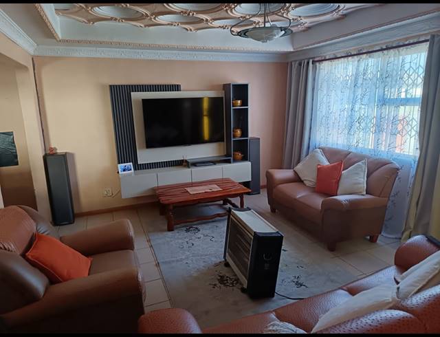 3 BEDROOM FREEHOLD FOR SALE IN MANDELA PARK